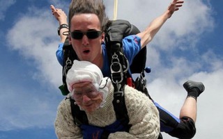 Cụ bà 102 tuổi nhảy dù ở độ cao trên 4.000m