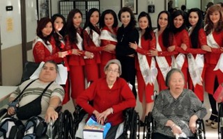 'Hoa hậu Doanh nhân Thế giới người Việt' sẻ chia với người già neo đơn