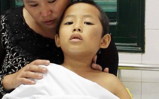 Bé 6 tuổi bị dập nát 2 chân do tai nạn xe tải