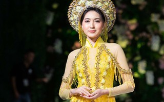 Hoa hậu Myanmar duyên dáng trên sàn diễn với áo dài Việt