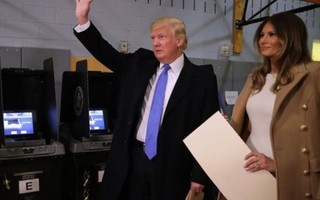 Cử tri nữ khỏa thân phản đối Trump