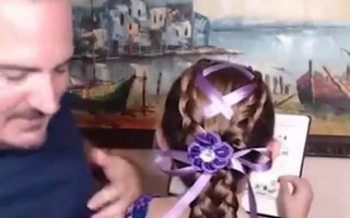 Bố đơn thân tết tóc cho con gái cực dễ thương