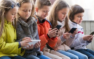5 'bí kíp' giúp trẻ không 'dán mắt' vào điện thoại, iPad