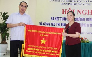 TƯ Hội LHPNVN nhận cờ thi đua của Chính phủ