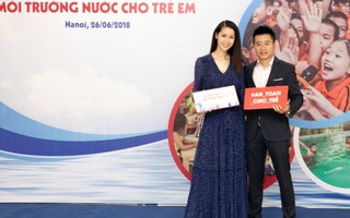 Vợ chồng Hoa hậu Dương Thùy Linh ký tên ủng hộ chống đuối nước cho trẻ em
