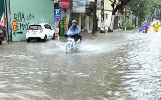 Hà Nội mưa lớn, đường ngập sâu, giao thông ùn tắc 