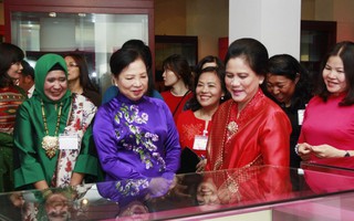 Phu nhân Chủ tịch nước và Phu nhân Tổng thống Indonesia thăm Bảo tàng Phụ nữ Việt Nam