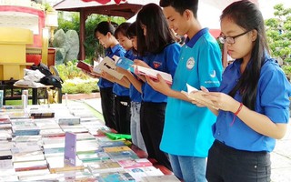  Tặng sách cho sinh viên để 'truyền lửa' văn hoá đọc