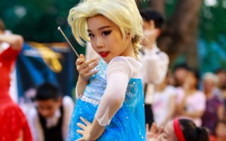 Á quân Biệt tài tí hon Gia Như hóa Elsa trên phố đi bộ Hà Nội