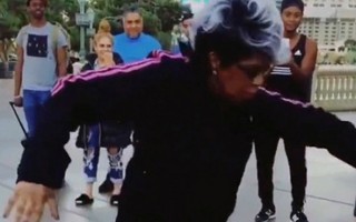 Đám trẻ ‘lác mắt’ vì điệu nhảy trên phố của người phụ nữ tóc muối tiêu