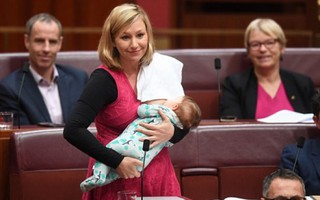 Nghị sĩ đầu tiên của Úc phát biểu khi cho con bú