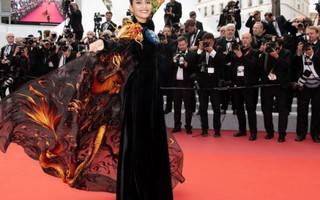 Không cần hở hang, Á hậu Trương Thị May vẫn đầy lôi cuốn trên thảm đỏ Cannes 2019