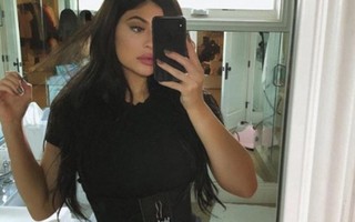 Bà mẹ trẻ Kylie Jenner hứng “gạch đá” vì khuyến khích nịt bụng
