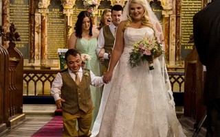 Đám cưới hạnh phúc của ‘cặp đũa lệch’ vợ cao hơn chồng 60cm
