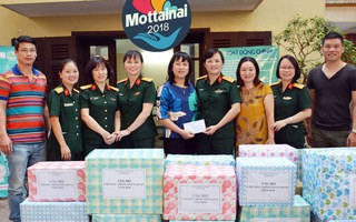 Hội viên phụ nữ Binh chủng Công binh trao quà ủng hộ Mottainai 2018