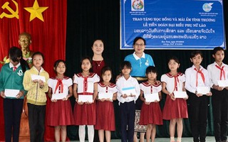 Hội LHPN Việt Nam và Lào trao 30 suất học bổng cho học sinh Kon Tum