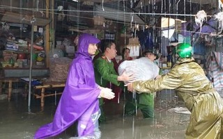Lực lượng công an Nghệ An hỗ trợ người dân khắc phục hậu quả ngập vì mưa lớn
