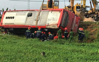 Hà Tĩnh: Lật xe khách giữa đêm, 1 hành khách tử vong