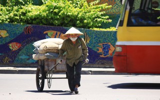 Lao động nữ nhọc nhằn mưu sinh dưới nắng nóng 40 độ C ở Hà Nội