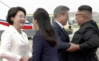 Cái ôm nồng thắm giữa hai nhà lãnh đạo Triều Tiên và Hàn Quốc