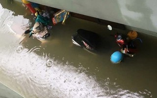 Mưa lụt ở miền Trung khiến 2 phụ nữ thiệt mạng, hơn 4.500 ngôi nhà bị ngập