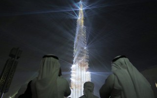 Màn trình diễn ánh sáng mãn nhãn tại tòa nhà cao nhất thế giới 