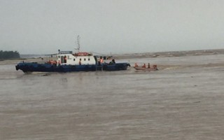Cứu thành công 4 thuyền viên gặp nạn ở sông Gianh