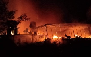 Hà Tĩnh: 3 ngôi nhà bốc cháy dữ dội trong đêm