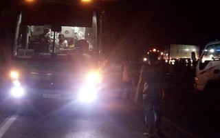2 thiếu nữ đi xe máy tử vong sau va chạm với xe khách trong đêm