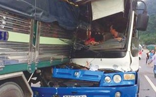 CSGT tỉnh Lâm Đồng lên tiếng về vụ xe tải 'dìu' xe khách mất lái