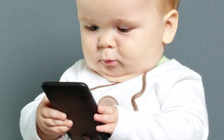 Trẻ dưới 1 tuổi không nên tiếp xúc với thiết bị điện tử