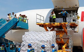 Tiếp nhận hàng viện trợ nhân đạo của ASEAN cho nạn nhân bão số 12