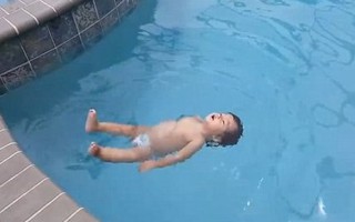 Màn bơi lội cực đỉnh của bé gái 1 tuổi
