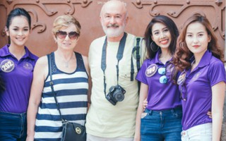 Ứng viên Hoa khôi Du lịch tạo thiện cảm với khách nước ngoài