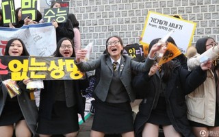 Sĩ tử đi thi được cổ vũ như thần tượng xứ Hàn