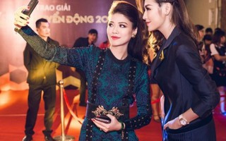 Á hậu Tú Anh tháp tùng cô giáo Ngọc Trinh nhận giải VTV Awards