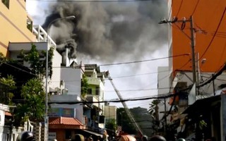 Cháy nhà dữ dội tại quận Tân Phú, TPHCM