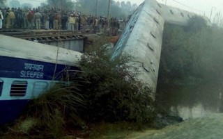 Tai nạn tàu hỏa ở Ấn Độ, gần 70 người thương vong