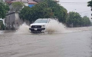 Mưa lớn kéo dài, thành phố Vinh ngập trong... biển nước