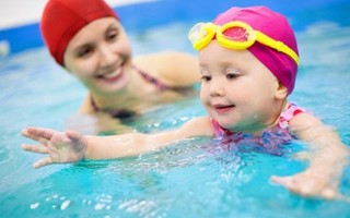 Làm gì để trẻ 'nhát nước' có thể học bơi?