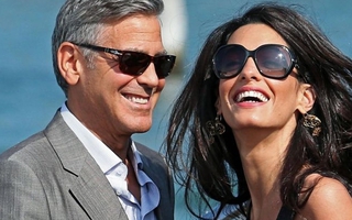 Người đẹp khiến bạn bè George Clooney 'té ghế'