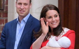Công nương Kate Middleton và Hoàng tử William 'khoe' Hoàng tử mới chào đời