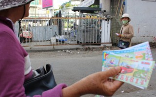 Cứu trợ bão số 12 ở Phú Yên: Có những đồng tiền bán vé số thấm mồ hôi 