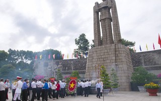 TPHCM: Dâng hoa tưởng niệm các anh hùng, liệt sĩ nhân ngày Giải phóng miền Nam