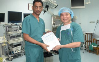 Bác sĩ nước ngoài đến Việt Nam học phẫu thuật nội soi tuyến giáp