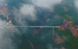 Cận cảnh cây cầu kính dài và cao nhất thế giới