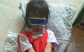 2 bé gái 5 tuổi bị trói tay, bịt mắt vì nghịch trong giờ học