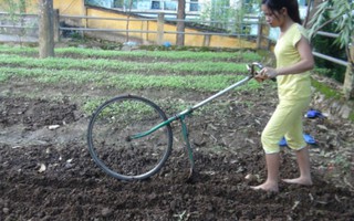 3 cô giáo vùng cao tái chế xe đạp hỏng làm nông cụ
