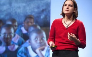 Nobel Kinh tế 2019 vinh danh nữ giáo sư tìm ra giải pháp giảm nghèo 