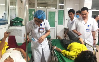 Nghệ An: Xe lật xuống ruộng, hàng chục nữ công nhân nhập viện cấp cứu